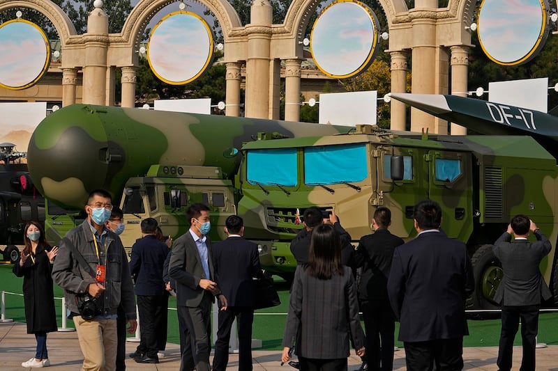 2022年10月12日,在北京展览馆展出的东风41与东风17洲际弹道导弹。(美联社)