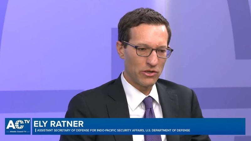 美国国防部印太事务助理部长拉特纳(Ely Ratner)在对话会上指出,解放军腐败问题也会影响其现代化的努力。(视频截图/大西洋理事会官网)