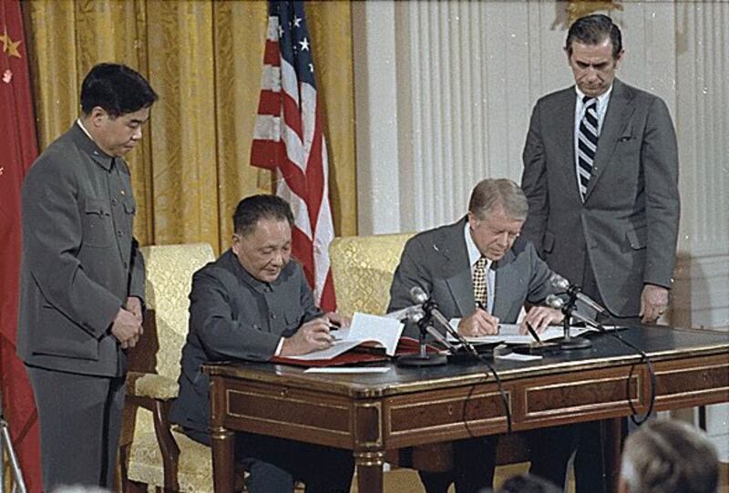 美国驻中国大使伯恩斯于周一(2024年1月1日),在社媒平台X贴出已故中国领导人邓小平在中美建交后访美,于1979年1月31日与时任美国总统卡特签署协定的照片。。(美国驻华大使伯恩斯 X图片)