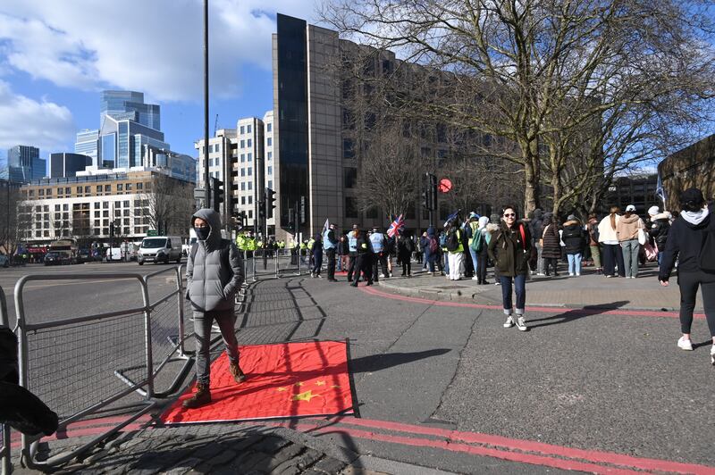 有人將中國國旗貼在地上,讓其他人在旗上走過。