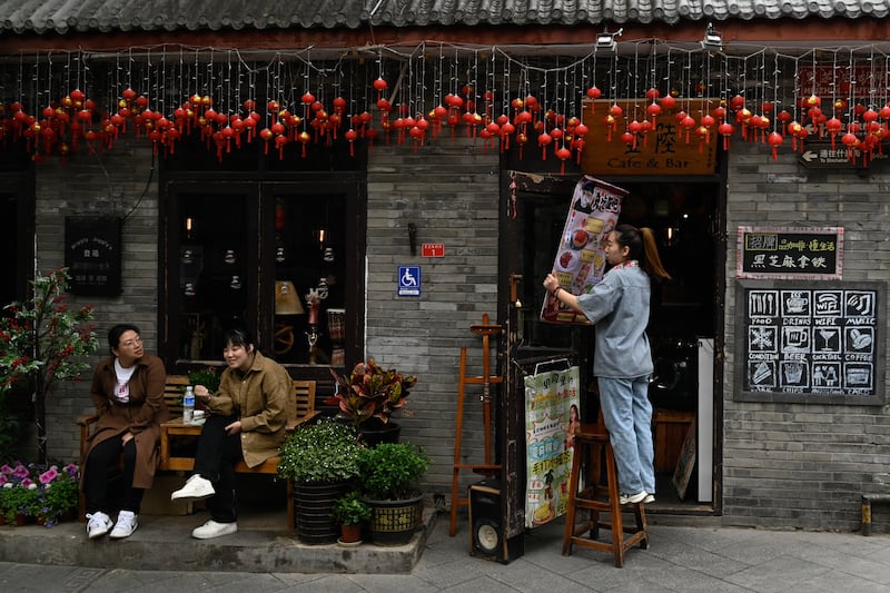 2024年4月28日,几名女子坐在北京一家餐厅外。