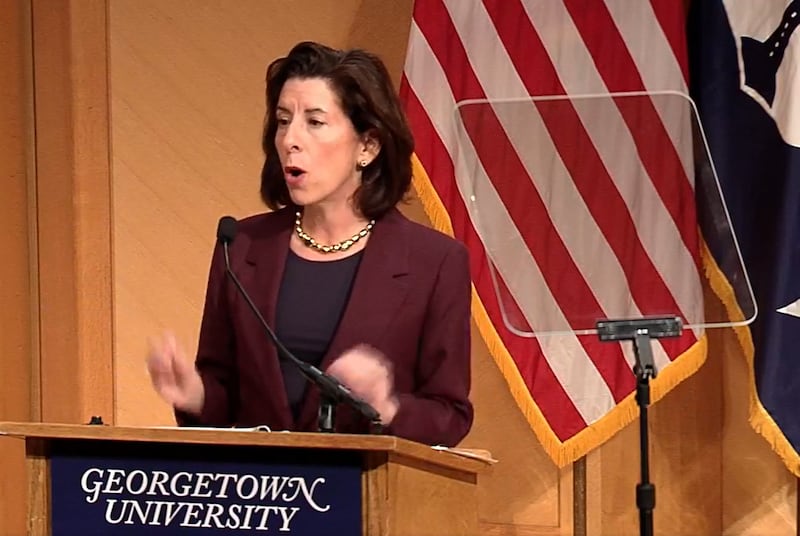 美国商务部长雷蒙多(Gina Raimondo)本周四在乔治城大学举办的研讨会上表示,美国近期通过的《芯片法》可以使半导体在美国研发、量产,并以此确立美国的国际领导地位。(脸书视频截图)