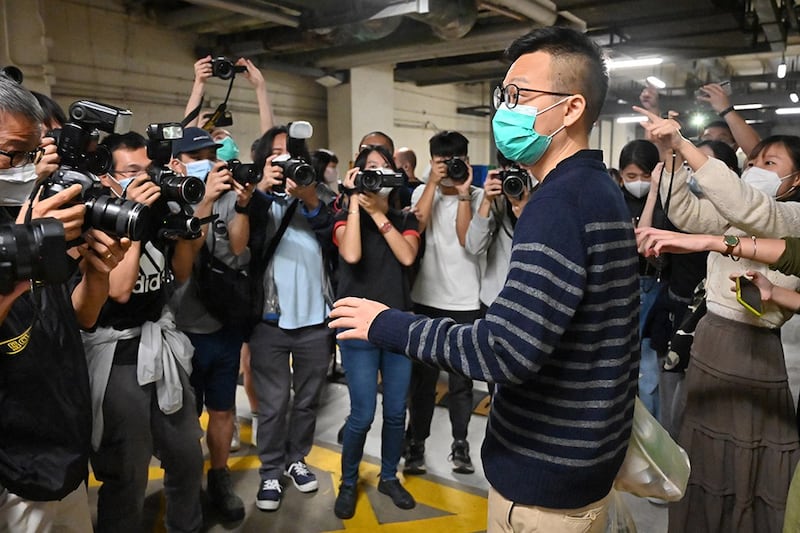 2022年11月7日,前《立场新闻》前总编辑林绍桐在香港法院获准保释后离开。(法新社)