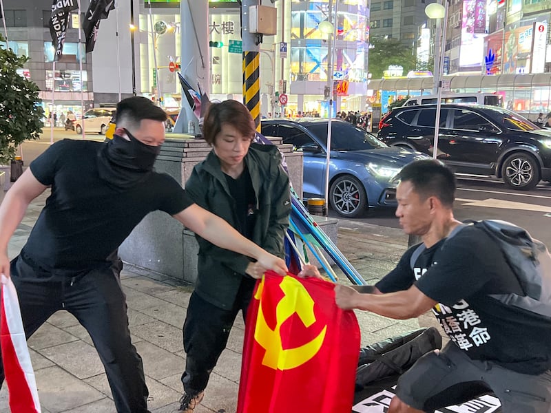 集會期間,示威人士手撕中國共產黨黨旗。(淳音攝)