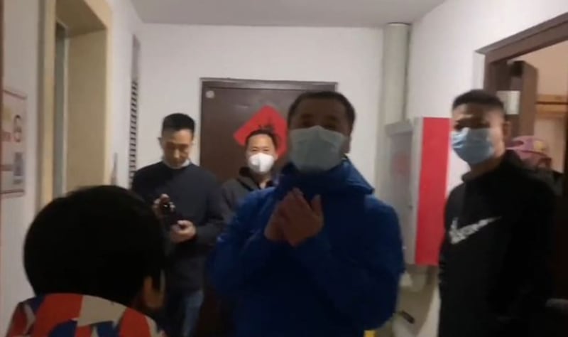 2023年4月14日,王全璋的妻子李文足在推特上介绍,他们被一些不明身份的人堵住大门,无法出行,这些人拒绝出示他们的身份证件。(李文足推特视频截图)