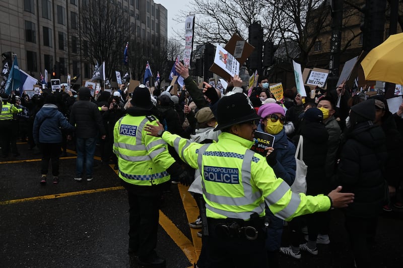 最後集會開始後不足一小時,數千名示威者已經佔據整個十字路口,著名景點倫敦塔一帶交通陷入癱瘓。(梁銘康攝)