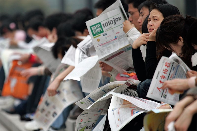 上海一场招聘会外的求职者(路透社)
