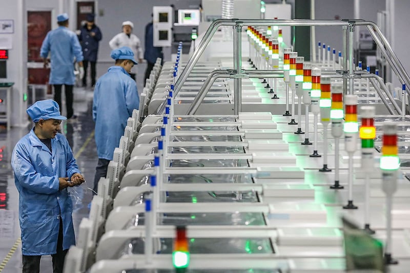 江苏省淮安市一家LED包装生产公司的作业线。(法新社)