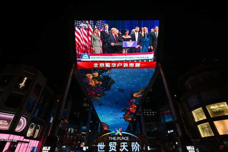 2024年11月6日,北京某商场外,屏幕上播放着美国大选结果的画面。