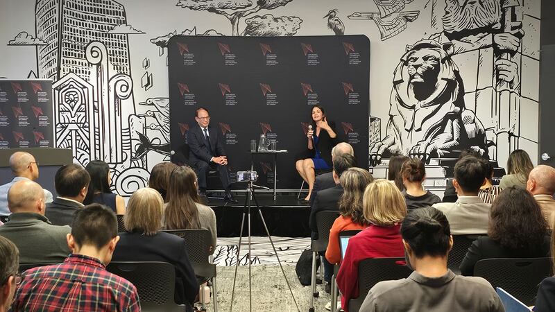 加拿大亚太基金会邀请台湾驻加代表曾厚仁(左)谈台湾的AI产业,亚太基金会研究策略部副总裁纳吉布拉(Vina Nadjibulla)乐见加台合作,并称民主盟友要共同抵御独裁政权。 (记者柳飞拍摄)