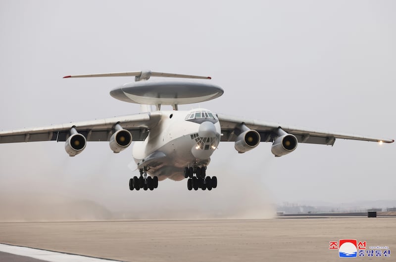 김정은 북한 노동당 총비서가 지난 25~26일 새로 개발·생산하고 있는 무인항공기술연합체와 탐지전자전연구집단의 국방과학연구사업을 지도했다고 조선중앙통신이 27일 보도했다.