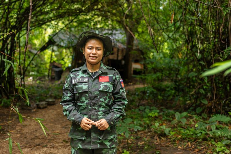 PDF တပ်ဖွဲ့ဝင် မမြတ်လေးကို ကော်ဘရာစစ်ကြောင်း တပ်စခန်းတစ်ခုတွင် ၂၀၂၄ ခုနှစ် ဇူလိုင်လ ၁၁ ရက်နေ့က တွေ့ရစဉ်။ (Chan Aung/RFA)