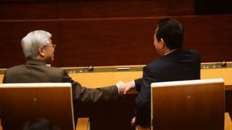 Tổng Bí thư Nguyễn Phú Trọng (trái) bắt tay với Thủ tướng Nguyễn Tấn Dũng tại Hà Nội ngày 12 tháng 4 năm 2016.