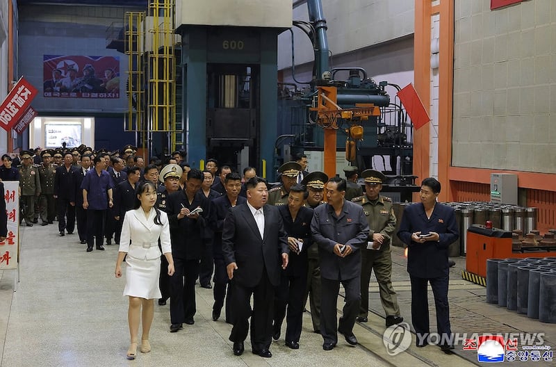 북한 관영매체 조선중앙통신은 14일 김정은 총비서가 13일 중요군수공업기업소를 현지지도했다고 보도했다.