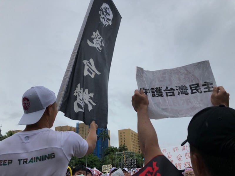 台湾“反红色媒体”总统府前集会。(记者夏小华摄)