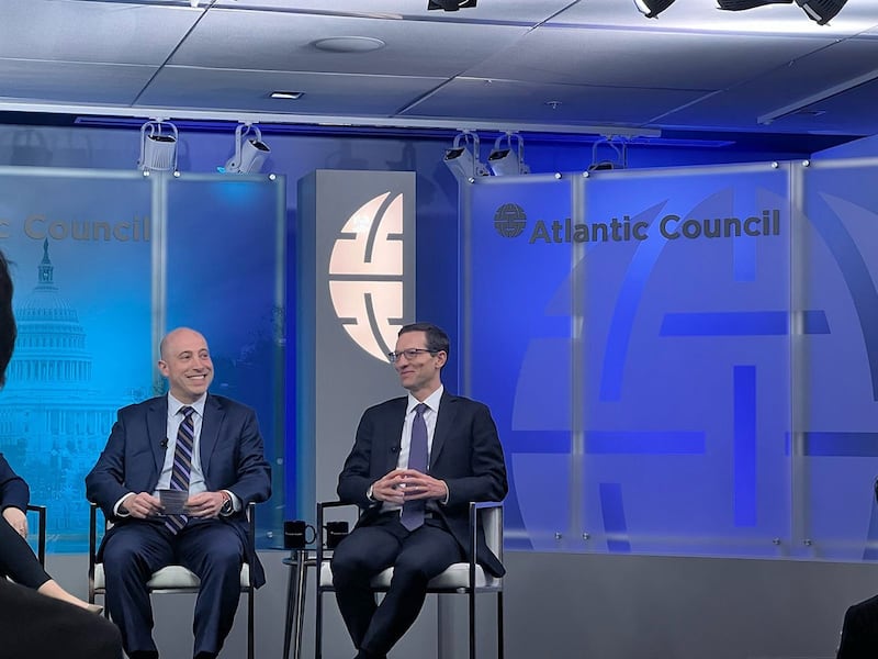 2023年10月23日,美国国防部负责中国事务的副助理部长蔡斯Michael Chase(左)与美国国防部印太事务助理部长拉特纳Ely Ratner(右)在华盛顿智库大西洋理事会举行的对话会上。(记者经纬拍摄)