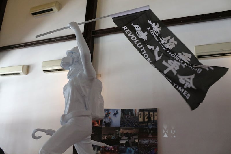 穿石 Surmount / 香港骚动年代—抗志,6月20日起在台北剥皮寮历史街区展出。图为“民主女神像”。(香港边城青年脸书)