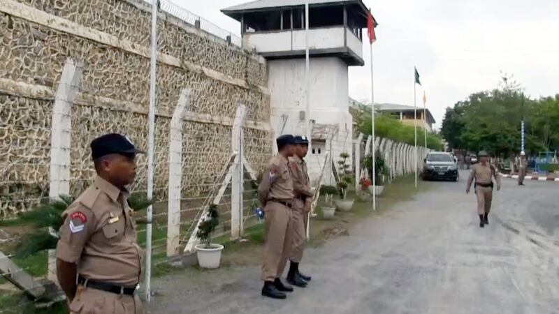 မန္တလေးမြို့၊ အိုးဘိုအကျဉ်းထောင်ဝန်ထမ်းအချို့အား ၂၀၂၀ ခုနှစ်၊ ဧပြီလ ၁၇ ရက်နေ့က တွေ့ရစဉ်။ (Photo: RFA)