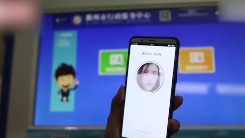 根据官方的讲法,网证绑定了申请者的生物特征及身份证,并有多重密码,极难被伪冒,即使遗失手机也要人脸辨识。(网络视频截图)