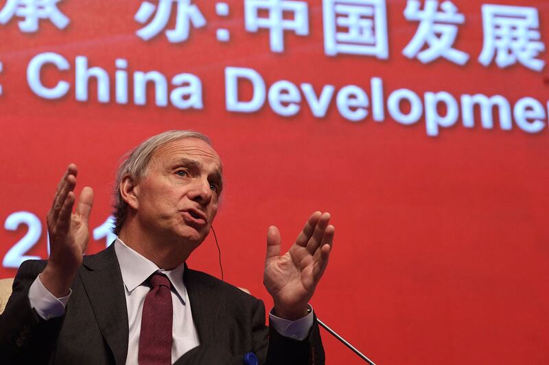 对冲基金桥水创始人瑞·达利欧敦促中国减轻债务负担,否则可能会经历类似二十世纪九十年代日本经济停滞时期的消失的十年。(美联社资料图片)