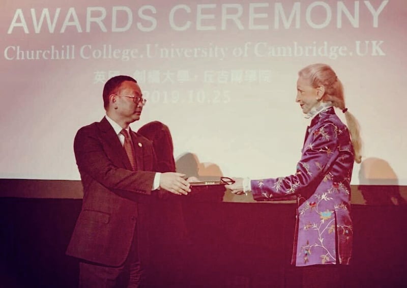 Barbara Thomas Judge presents the  "Most Accomplished Chinese Award" award to Yang Tengbo in 2019 at Cambridge University in the U.K.