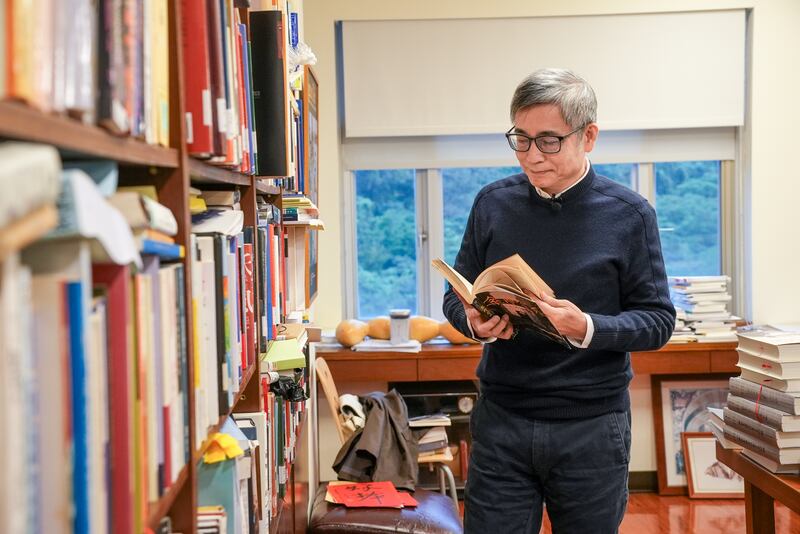 吳介民召集的計劃中,其一部份就是收集有關香港的書和資料。(程皓楠攝)