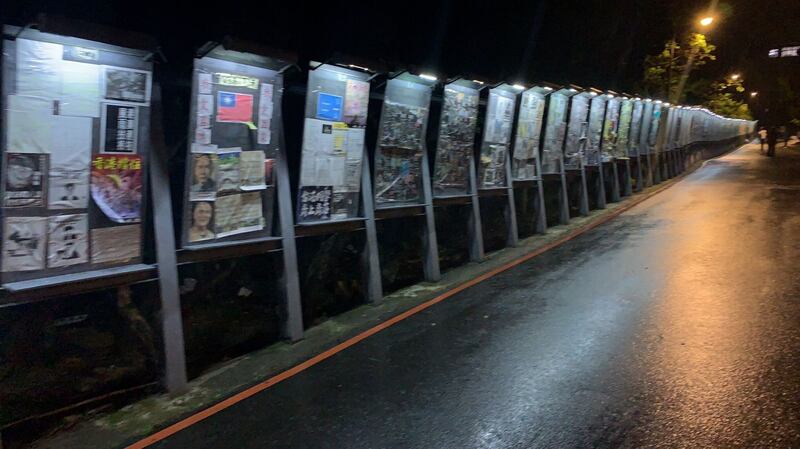 Tom表示,当年在他说的大学也有很多声援香港反送中运动的标语和海报。(受访者提供)