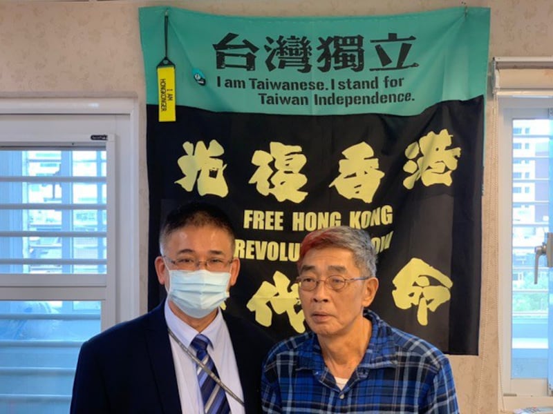 台湾铜锣湾书店店长林荣基(右)。(资料照/记者 黄春梅摄)