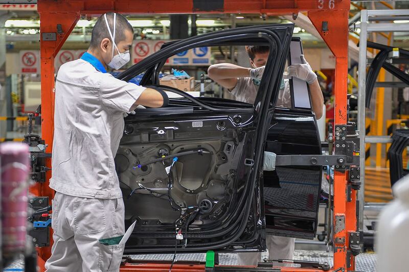 图为工人在一汽大众汽车有限公司的车间内组装汽车。中国的新车市场价格战导致今年前八个月损失人民币1380亿元。(美联社图片)