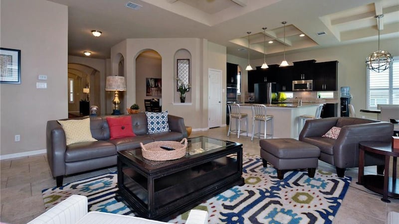 大宅共有四個房間,2.5個衛浴,雙車庫,高樓底。(地產經紀網站資料圖)