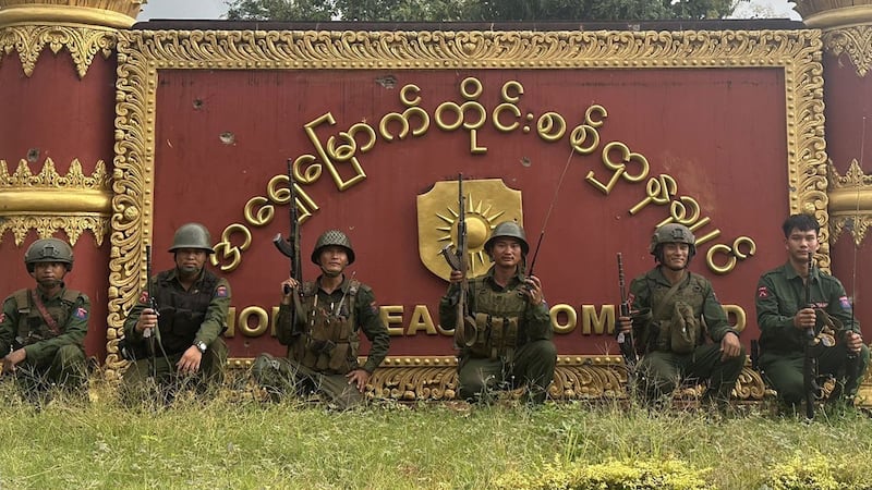 အရှေ့မြောက်တိုင်းစစ်ဌာနချုပ်ကို ကိုးကန့်တပ်မတော် (MNDAA) နှင့် ပူးပေါင်းတပ်ဖွဲ့ သိမ်းယူပြီးချိန် MNDAA တပ်ဖွဲ့ဝင်အချို့အား ၂၀၂၄ ခုနှစ်၊ သြဂုတ်လ ၃ ရက်နေ့က တွေ့ရစဉ်။ (Photo: Facebook/ 果敢资讯网)