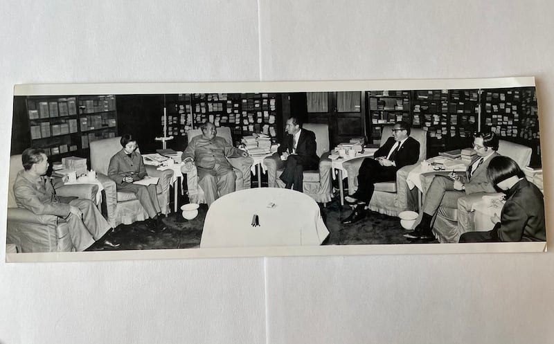 1972年2月21日尼克松(右四)访华,于中南海与毛泽东(左三)历史性会晤,这张完整记录会议的照片最初应美方要求并未公开,周恩来(左一)隔年交给洛德(右二)。(美国前驻华大使温斯顿•洛德提供)