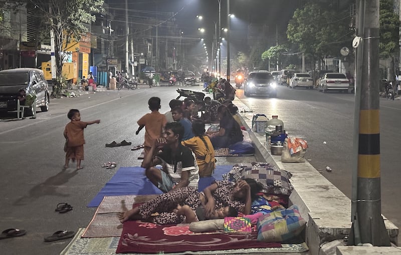 ငလျင်ကြောင့် မန္တလေးမြို့ ကားလမ်းမပေါ်တွင် နေထိုင်နေရသည့် ဒေသခံတချို့အား ဧပြီလ ၃ရက်တွင် တွေ့ရစဉ်။ RFA