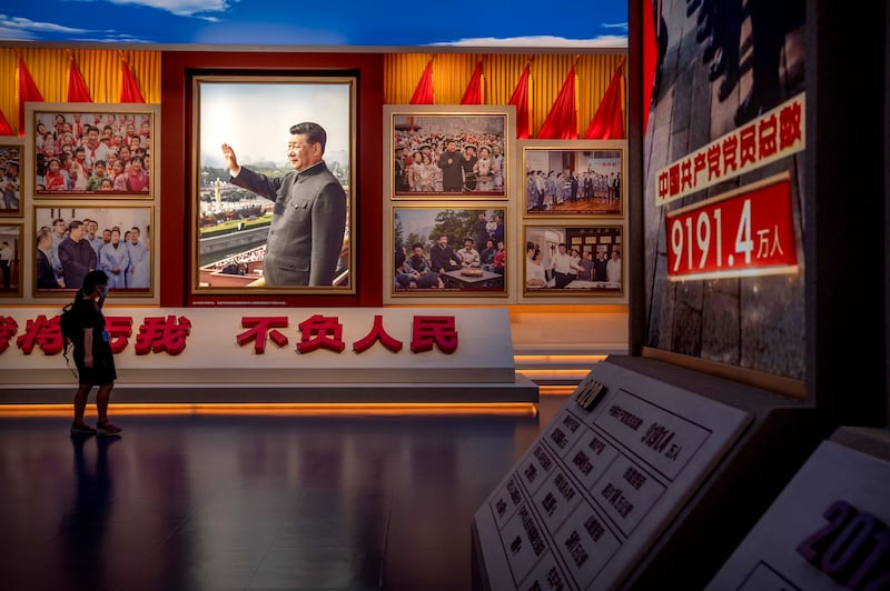 2021年6月25日,在北京新落成的中国共产党历史展览馆,宣传栏右侧展示中共党员总人数。(美联社)