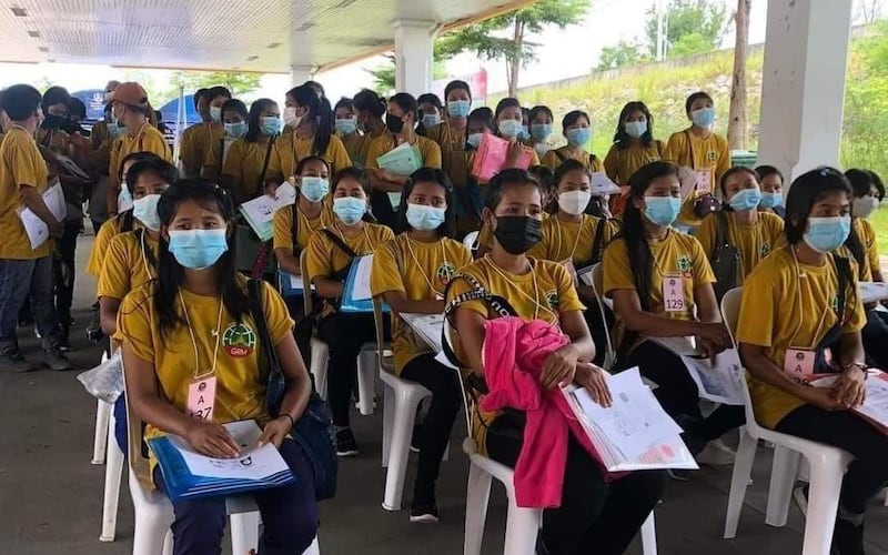 MOU စနစ်ဖြင့် ထိုင်းနိုင်ငံထဲသို့ တရားဝင် ဝင်ရောက်ခွင့်ရခဲ့သည့် မြန်မာအလုပ်သမားများအား ၂ဝ၂၂ ခုနှစ်၊ ဇွန်လ ၁၉ ရက်နေ့က တွေ့ရစဉ်။ (Citizen Photo)