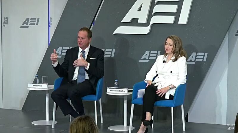 11月13日,特朗普竞选期间的重要盟友、共和党籍参议员埃里克·施密特(左)在华盛顿智库美国企业研究所(AEI)的研讨会上强调,随着中国军事规模的不断增长,美国将军事资源集中于印太地区至关重要。(AEI直播截图)