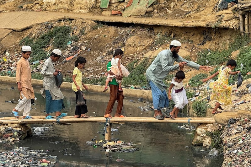 ဘင်္ဂလားဒေ့ရှ်နိုင်ငံ၊ ကော့ဘဇားရှိ ရိုဟင်ဂျာဒုက္ခသည်စခန်းတွင် နေထိုင်ကြသူတချို့အား ၂ဝ၂၄ ခုနှစ် မေလ ၂ ရက်နေ့က တွေ့ရစဉ်။ (Photo: Reuters)