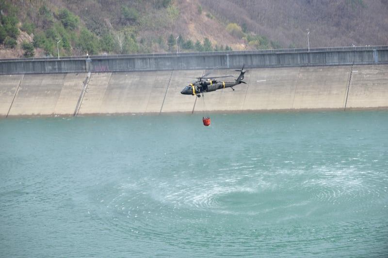 산불 진화 지원하는 주한미군 블랙호크 헬기