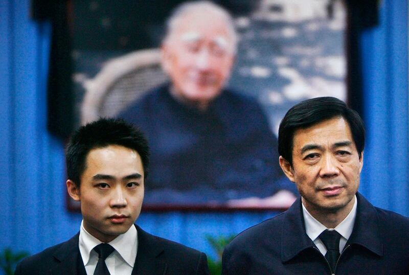 2007年1月18日,北京灵堂,薄熙来(右)与儿子薄瓜瓜站在其父薄一波照片前。(路透社)