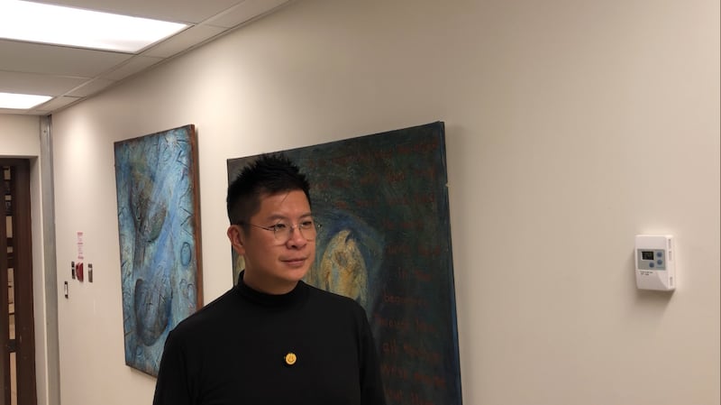 前《蘋果日報》專欄作家李兆富從美國到多倫多出席論壇。(胡彗藍 攝)