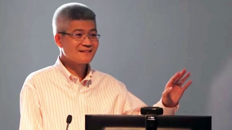 台湾中正大学传播学系教授胡元辉(视频截图/YouTube)