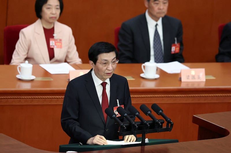 资料照:2024年3月4日,王沪宁在北京人民大会堂的全国政协开幕式上发表讲话。(路透社)