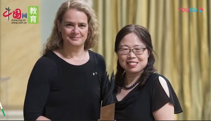 邱香果(右)荣获2018年度加拿大总督创新奖 (网络视频截图)