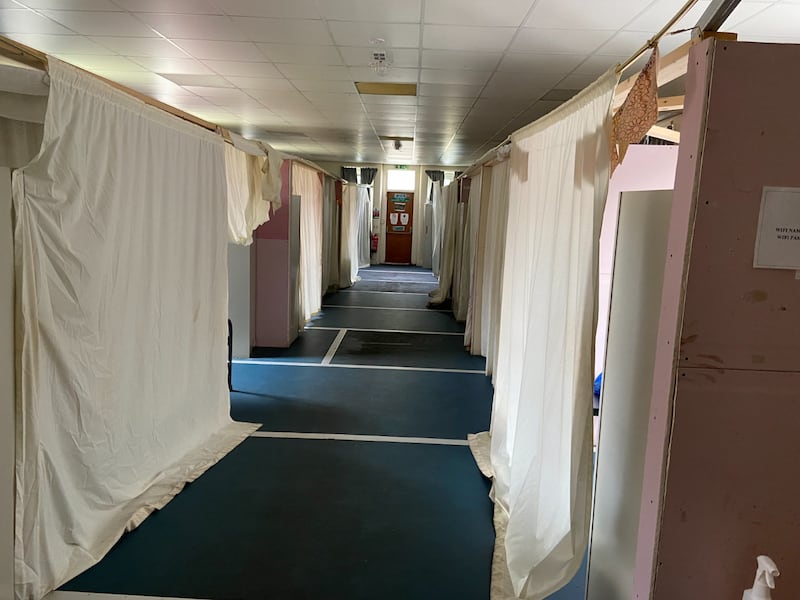 軍營內的房間只是用布廉分隔,缺乏私人空間。(受訪者提供)