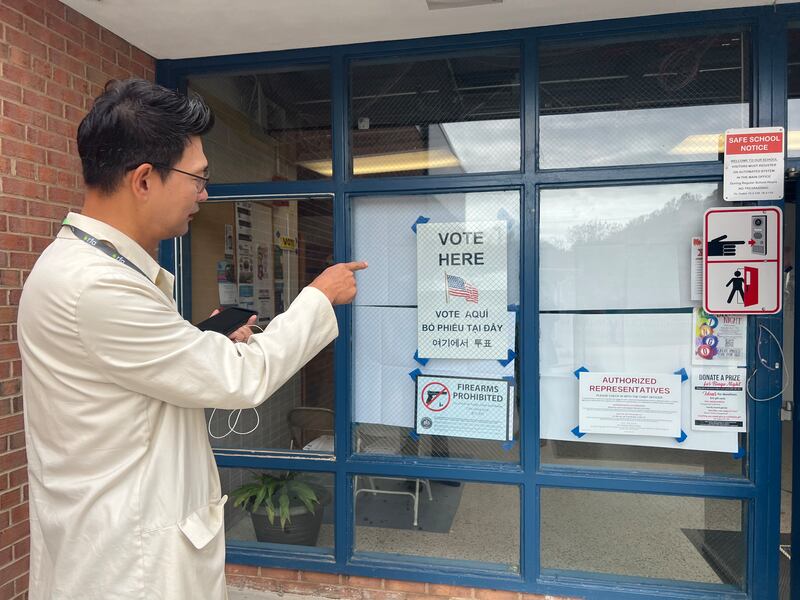 패어팩스 한 초등학교 선거장에 붙여진 한글 안내문 RFA.jpg